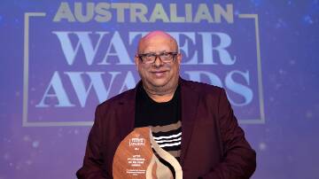 Phil Duncan accepts the Australian Water Professional of the year award at a gala ceremony in Melbourne. Pictures supplied. 