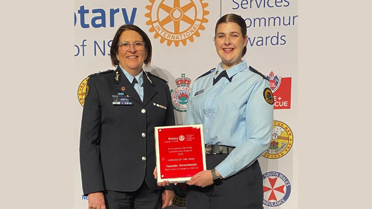 NSW SES Commissioner Carlene York presents Yasmin Jimmieson with the state Emergency Service Officer of the Year award. Picture supplied.